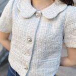 mako Instagram - ブルムン新作item 🌕24 SS collection🪡 item / 002 tweed setup white・Blue カーブした襟がポイントになってる コンパクトなサイジングのツイードセットアップを作りました！ 個人的にデニムとの合わせをしたかったので どんなボトムスにも合わせやすいサイズ感に🪽 カジュアルなアイテムとの相性もよいです︎ どちらのカラーにも微光沢糸を織り込んでいるので 華やかさと品のある雰囲気に~ 少し大きめのパールボタンは クラシカルさも演出してくれます🪡 #BLUEMOONNIGHT #ブルームーンナイト #ブルムン