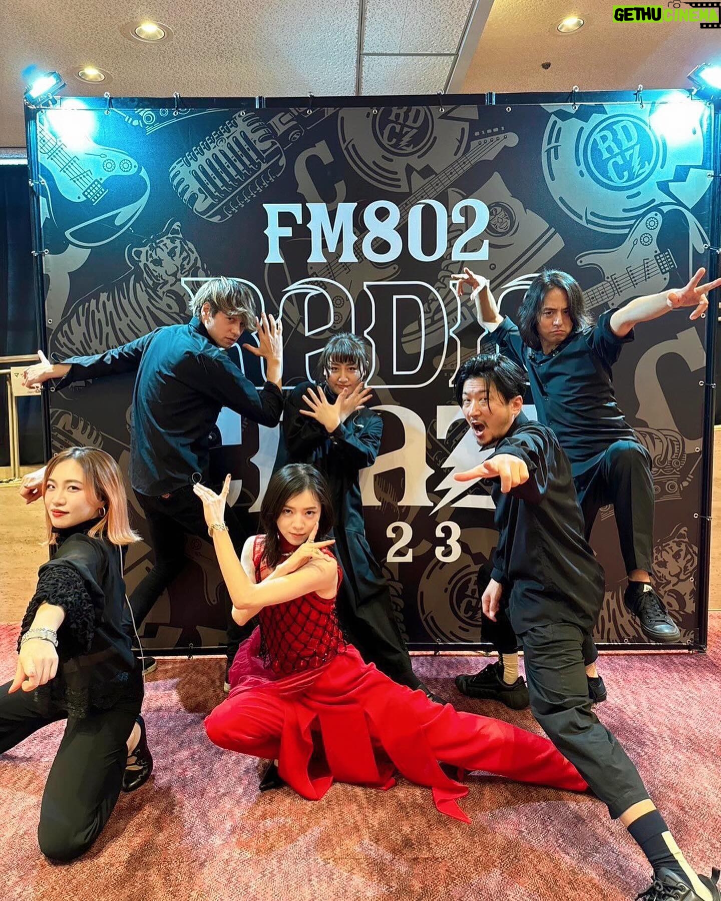 milet Instagram - #FM802 RADIO CRAZY 2023 みんなのおかげで最高に楽しいライヴ納めができました! 大好きな大阪で大好きなみんなと。 コイコガレ、今年いち伸びた〜。 みんなの声を聴けて嬉しさ溢れました。 入場規制ごめんね、次は来年3月に大阪城ホールでライヴするので遊びにきてね。 おおきに!良いお年を〜。 #milet
