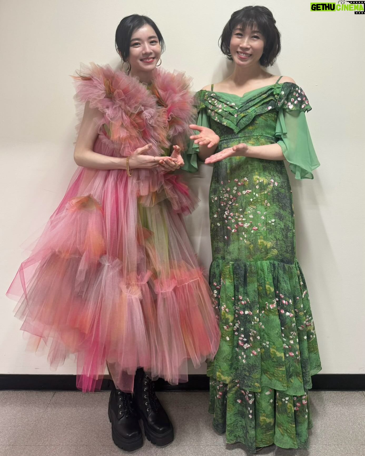 milet Instagram - 水森かおりさん、紅白ではリハの時から一番一緒にお話しさせていただいていました💚 とにかく優しくてあたたかい雰囲気で、水森さんのお隣にいると安心するまでになっていました。思い出いっぱいです。 ありがとうございました🩷 ツーショットのドレスの色合いがキュンとします。 #NHK紅白 #紅白歌合戦 #水森かおり さん #milet