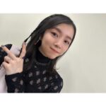 milet Instagram - #Venue101 花畑を出す魔法つかっちゃった💐 アニメ「葬送のフリーレン」のEDテーマ「Anytime Anywhere」を、蒼月草のようなお花たちに囲まれ、優しい気持ちで歌わせていただきました。 フリーレンの絵とともにお話しするのは畏れ多かったですが…歌に込めた大切な想いを言えて嬉しいです。 今日は特に歌いながら「今」という歌詞を噛み締めていました。 「Anytime Anywhere」ぜひたくさん聴いてください。 ありがとうございました！ #フリーレン #milet_AnytimeAnywhere #milet フリーレンをイメージしたピアス❤️ フェルン色の指輪💜