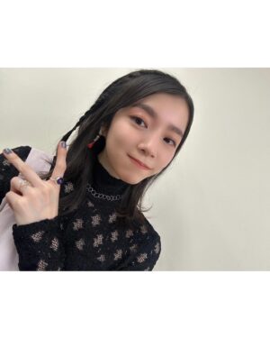 milet Instagram - #Venue101 
花畑を出す魔法つかっちゃった💐
アニメ「葬送のフリーレン」のEDテーマ「Anytime Anywhere」を、蒼月草のようなお花たちに囲まれ、優しい気持ちで歌わせていただきました。
フリーレンの絵とともにお話しするのは畏れ多かったですが…歌に込めた大切な想いを言えて嬉しいです。
今日は特に歌いながら「今」という歌詞を噛み締めていました。
「Anytime Anywhere」ぜひたくさん聴いてください。
ありがとうございました！
#フリーレン 
#milet_AnytimeAnywhere 
#milet 

フリーレンをイメージしたピアス❤️
フェルン色の指輪💜