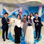 milet Instagram - #ZIP! で一ヶ月金曜パーソナリティをさせていただいたこのスタジオで「Anytime Anywhere」を歌わせていただきました。 左にはZIP!ファミリーのみなさん、右にはフリーレンたちに見守られながら。 優しさが溢れる朝、本当に嬉しいです🥲 歌い終わって、ZIP!ファミリーのみなさんからあたたかい言葉をいただいてとってもホッとしました。 スタッフの方々にもたくさんパワーをいただいて、素敵な経験をさせていただきました。 そして今日はアニメ「葬送のフリーレン」チームの方々も応援に来てくださっていました。(23時放送アニメなのに…早朝から。泣) この歌を愛してもらえている実感と嬉しさで、歌い終えて涙がぼろぼろでちゃった。感謝しかないです。 心底大好きな作品です。 朝から観てくださったみなさん、ありがとうございました🩵 ZIP!のための特別アコースティックverでお届けしました。 Gt. 野村陽一郎 Key. 藤本藍 早起きもいいね🦋 #フリーレン #milet_AnytimeAnywhere #milet