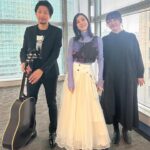 milet Instagram - #ZIP! で一ヶ月金曜パーソナリティをさせていただいたこのスタジオで「Anytime Anywhere」を歌わせていただきました。 左にはZIP!ファミリーのみなさん、右にはフリーレンたちに見守られながら。 優しさが溢れる朝、本当に嬉しいです🥲 歌い終わって、ZIP!ファミリーのみなさんからあたたかい言葉をいただいてとってもホッとしました。 スタッフの方々にもたくさんパワーをいただいて、素敵な経験をさせていただきました。 そして今日はアニメ「葬送のフリーレン」チームの方々も応援に来てくださっていました。(23時放送アニメなのに…早朝から。泣) この歌を愛してもらえている実感と嬉しさで、歌い終えて涙がぼろぼろでちゃった。感謝しかないです。 心底大好きな作品です。 朝から観てくださったみなさん、ありがとうございました🩵 ZIP!のための特別アコースティックverでお届けしました。 Gt. 野村陽一郎 Key. 藤本藍 早起きもいいね🦋 #フリーレン #milet_AnytimeAnywhere #milet