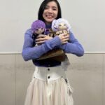 milet Instagram - #ZIP! で一ヶ月金曜パーソナリティをさせていただいたこのスタジオで「Anytime Anywhere」を歌わせていただきました。 左にはZIP!ファミリーのみなさん、右にはフリーレンたちに見守られながら。 優しさが溢れる朝、本当に嬉しいです🥲 歌い終わって、ZIP!ファミリーのみなさんからあたたかい言葉をいただいてとってもホッとしました。 スタッフの方々にもたくさんパワーをいただいて、素敵な経験をさせていただきました。 そして今日はアニメ「葬送のフリーレン」チームの方々も応援に来てくださっていました。(23時放送アニメなのに…早朝から。泣) この歌を愛してもらえている実感と嬉しさで、歌い終えて涙がぼろぼろでちゃった。感謝しかないです。 心底大好きな作品です。 朝から観てくださったみなさん、ありがとうございました🩵 ZIP!のための特別アコースティックverでお届けしました。 Gt. 野村陽一郎 Key. 藤本藍 早起きもいいね🦋 #フリーレン #milet_AnytimeAnywhere #milet