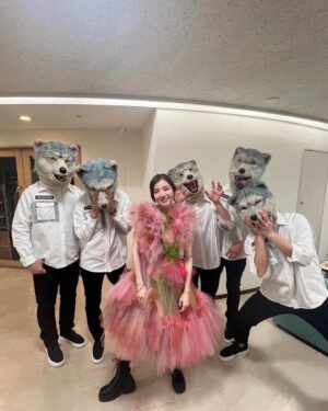 milet Instagram - #NHK紅白 
「コイコガレ」「絆ノ奇跡」
ご覧いただきありがとうございました！
『テレビアニメ「鬼滅の刃」刀鍛冶の里編』のみんなと一緒に舞台に立てて本当に幸せです。大好きだ。感謝でいっぱいです。
蜜璃ちゃんと心の中で手を繋いだ🫶
MAN WITH A MISSIONさんと、最高に楽しかった！
#milet #MWAM #紅白歌合戦