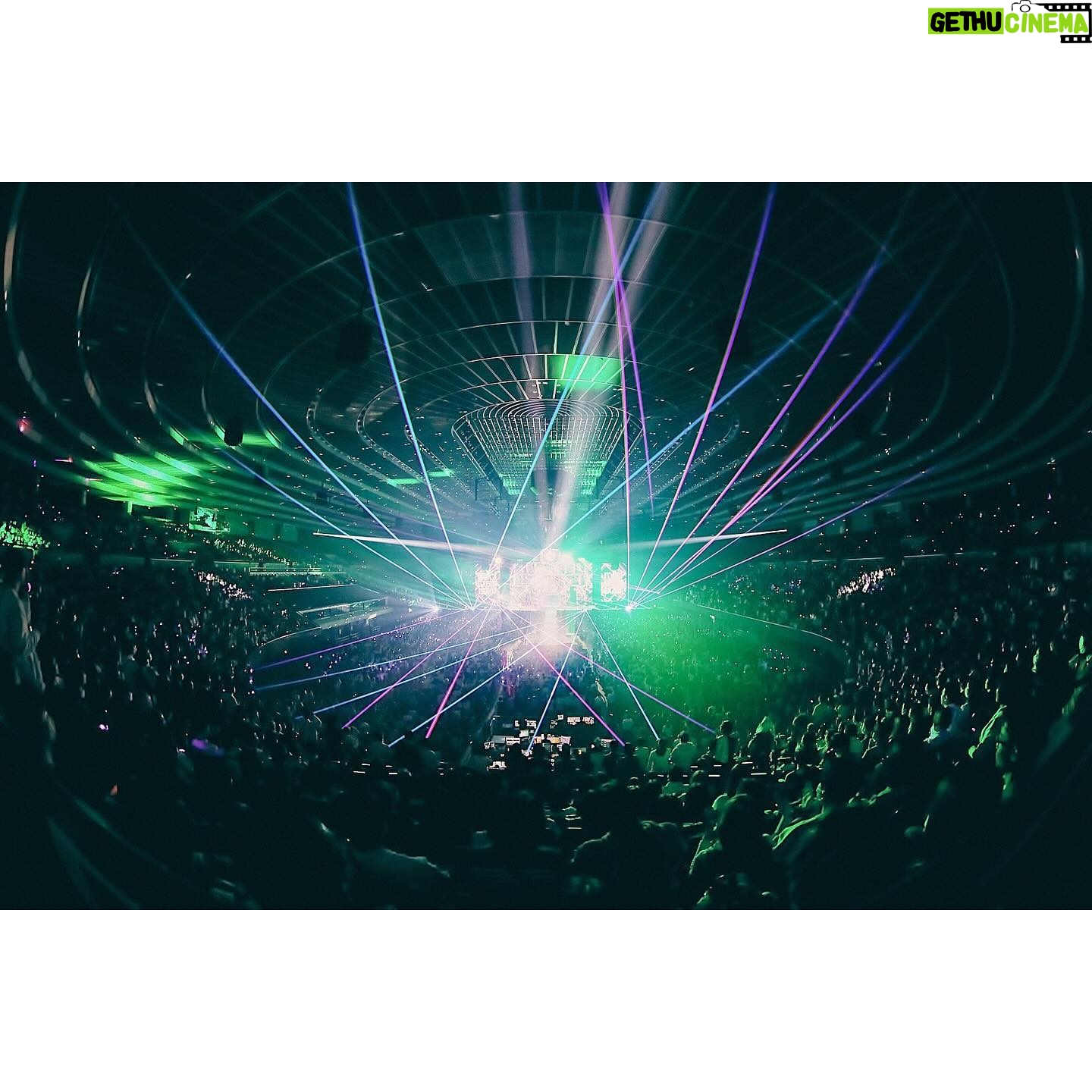 milet Instagram - GREEN LIGHTS初日@ 大阪城ホール 言葉も歌も、伝えることって難しいけど、でもGREEN LIGHTSと向き合っている私に、まっすぐ向き合うみんながいてくれて嬉しかった。みんなが光って綺麗で、泣きそうになった。来てくれておおきにだよ。 忘れられない気持ちになった。 そばにいてくれて、本当にありがとう。 大阪、明日もよろしくね。 めちゃめちゃ飛ばそうっと! #milet #milet_GREENLIGHTS 🟢