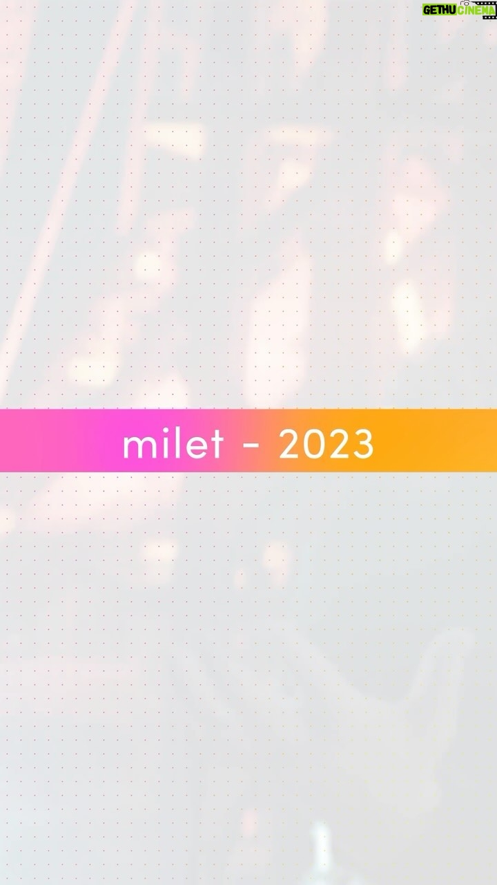 milet Instagram - 2023年、愛おしい曲たちをいくつも生み出すことができました。そこにあなたがいたから歌えました。 色んな場所で歌い、いくつもの作品に携わり、音楽や映像たちとまた少し仲良くなれた。来年はより深くへ潜って自由に歌って泳ぎたいな。 今年もありがとう。 来年はもっとよろしくね! miletより #milet