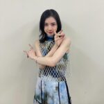milet Instagram - 今日は紅白リハでした！ どきどきしますが、「コイコガレ」も「絆ノ奇跡」もMAN WITH A MISSIONさんや『テレビアニメ「鬼滅の刃」刀鍛冶の里編』のみんなと一緒だから心強いです。 大晦日の紅白歌合戦まであと2日。 たのしもう。 一人ｶﾞｳｶﾞｳ🐺 #NHK紅白 #milet #MANWITHAMISSION #MWAM_milet