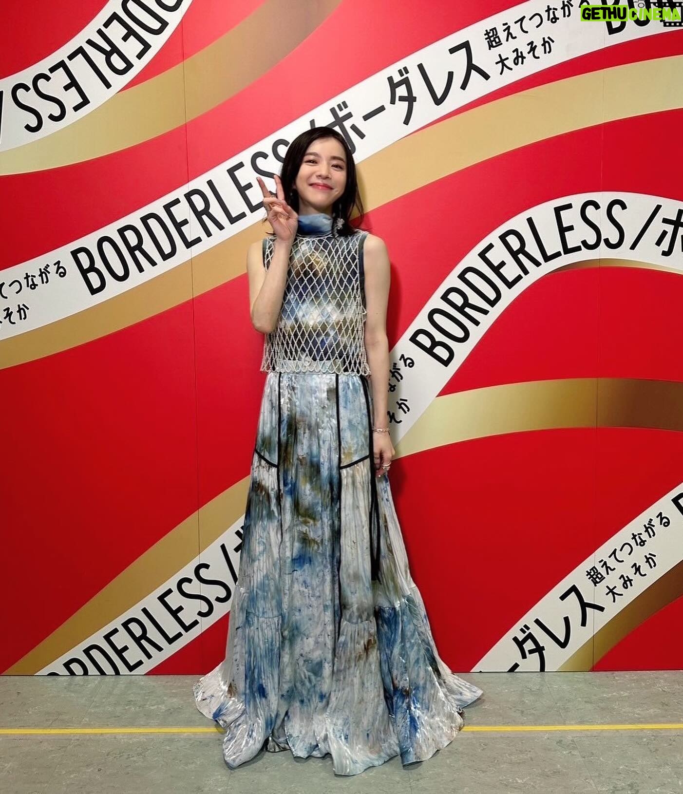 milet - 57.7K Likes - 今日は紅白リハでした!
どきどきしますが、「コイコガレ」も「絆ノ奇跡」もMAN WITH A MISSIONさんや『テレビアニメ「鬼滅の刃」刀鍛冶の里編』のみんなと一緒だから心強いです。
大晦日の紅白歌合戦まであと2日。
たのしもう。
一人ガウガウ🐺
#NHK紅白 #milet #MANWITHAMISSION #MWAM_milet