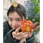 milet Instagram - 3月の #miletの日 🟢 デビュー5周年を迎え、GREEN LIGHTSという一生の宝物をもらった。 答えがなくて思い出すたび姿を変えていくライヴ。 改めて、忘れられない特別な時間ありがとう。(私の中ではずっと継続中…) GLを終え、新しいサインをつくったのでお披露目です。みんなへの愛、私の希望、たくさんのメッセージをこめました。このサインからどんなメッセージを見出してくれるかな？(写真3枚目) そして8月からのツアーで会えるの楽しみにしてるよ。映画もがんばります。 楽しみ。 桜も咲くしね。一緒に見ようね🌸 6年目もよろしくね。歌うよ。 #milet