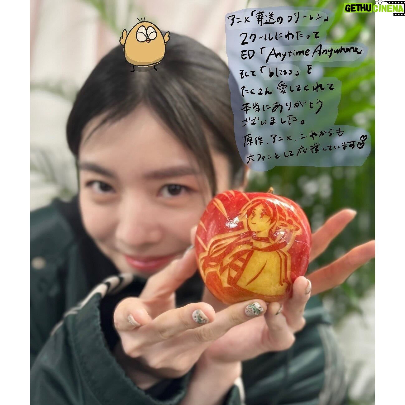 milet Instagram - 3月の #miletの日 🟢 デビュー5周年を迎え、GREEN LIGHTSという一生の宝物をもらった。 答えがなくて思い出すたび姿を変えていくライヴ。 改めて、忘れられない特別な時間ありがとう。(私の中ではずっと継続中…) GLを終え、新しいサインをつくったのでお披露目です。みんなへの愛、私の希望、たくさんのメッセージをこめました。このサインからどんなメッセージを見出してくれるかな?(写真3枚目) そして8月からのツアーで会えるの楽しみにしてるよ。映画もがんばります。 楽しみ。 桜も咲くしね。一緒に見ようね🌸 6年目もよろしくね。歌うよ。 #milet