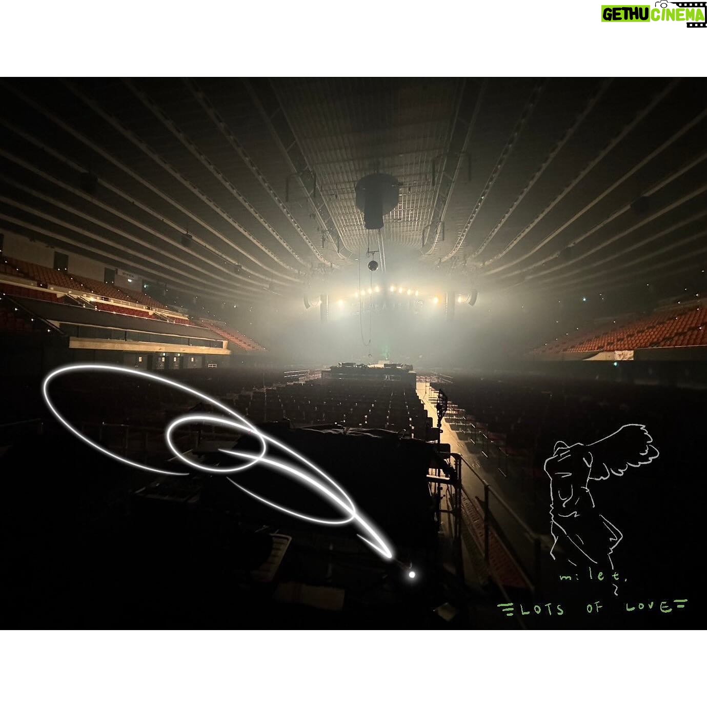milet Instagram - 3月の #miletの日 🟢 デビュー5周年を迎え、GREEN LIGHTSという一生の宝物をもらった。 答えがなくて思い出すたび姿を変えていくライヴ。 改めて、忘れられない特別な時間ありがとう。(私の中ではずっと継続中…) GLを終え、新しいサインをつくったのでお披露目です。みんなへの愛、私の希望、たくさんのメッセージをこめました。このサインからどんなメッセージを見出してくれるかな?(写真3枚目) そして8月からのツアーで会えるの楽しみにしてるよ。映画もがんばります。 楽しみ。 桜も咲くしね。一緒に見ようね🌸 6年目もよろしくね。歌うよ。 #milet