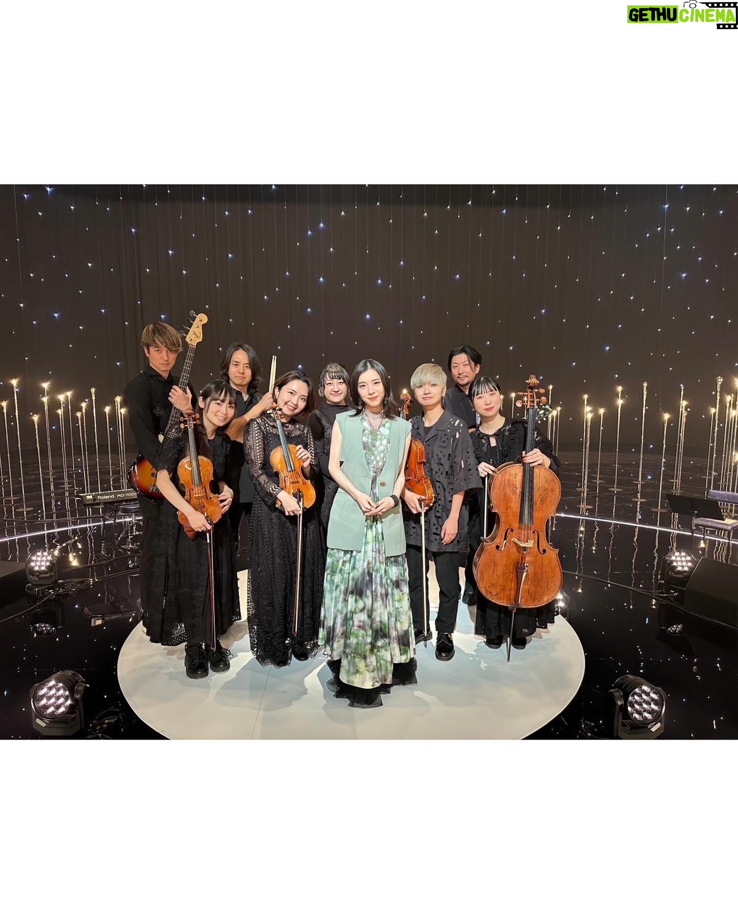 milet Instagram - NHK 『SONGS』 大泉洋さんと一緒に、なぜか私も紅白にビビるという…。 今年は笑顔で楽しく歌えますように! 紅白で大泉さんとお写真撮れたら、みなさんにまたお見せしますね❤️🤍 「Anytime Anywhere」も素敵なセットで歌わせていただき、ありがとうございました。 歌唱はYouTubeで限定公開中ですので、よかったら放送された本編と併せて、ぜひ観てくださいね🍃 ▶︎ https://youtu.be/XQ3rbQEpgiQ #SONGS #大泉洋 #milet #milet_AnytimeAnywhere🍃