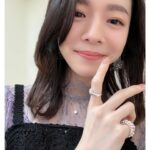 milet Instagram - #うたコン 「Anytime Anywhere」 ご覧いただきありがとうございました🦋 ブリッジ部分を歌う時、想いが詰まって涙が出そうになります。 優しい温度が届いていたら嬉しいです。 フェルンの色をイメージした衣装でした。 #フリーレン #milet_AnytimeAnywhere #milet