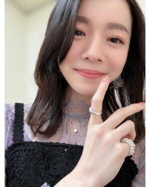 milet Instagram - #うたコン
「Anytime Anywhere」
ご覧いただきありがとうございました🦋
ブリッジ部分を歌う時、想いが詰まって涙が出そうになります。
優しい温度が届いていたら嬉しいです。
フェルンの色をイメージした衣装でした。
#フリーレン
#milet_AnytimeAnywhere
#milet