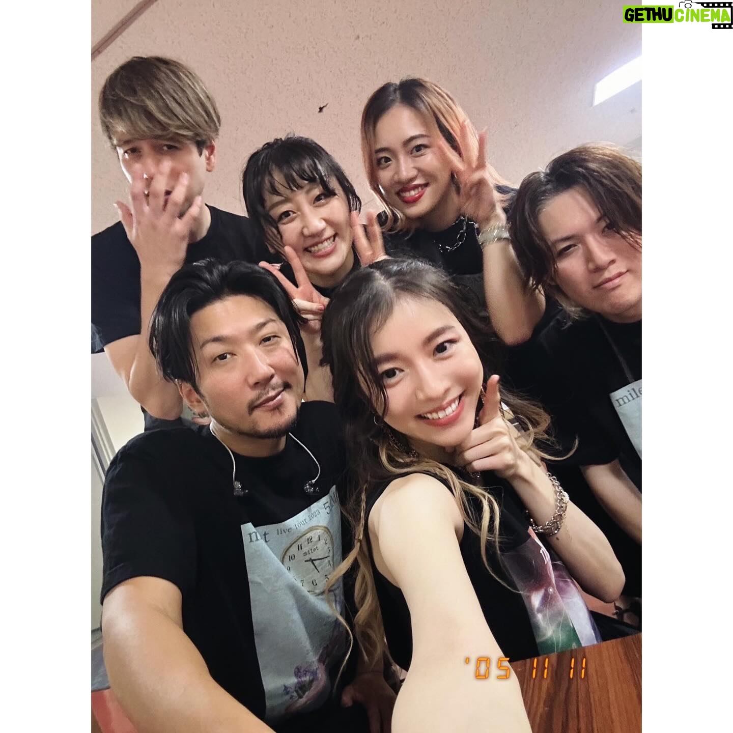 milet Instagram - #milet_5AM TOUR@福岡 最高のグルーヴきてた。 泣いているひと、笑ってる人、超歌ってくれてるひと、思いきり飛んでくれてるひと、ぜんぶを目に焼き付けながら歌った。福岡との絆ばり堅し❤️🔥 粉落としのごとし!また会おうね。 残り2公演。次はホーム東京アゲイン。 よろしく頼む。 #milet