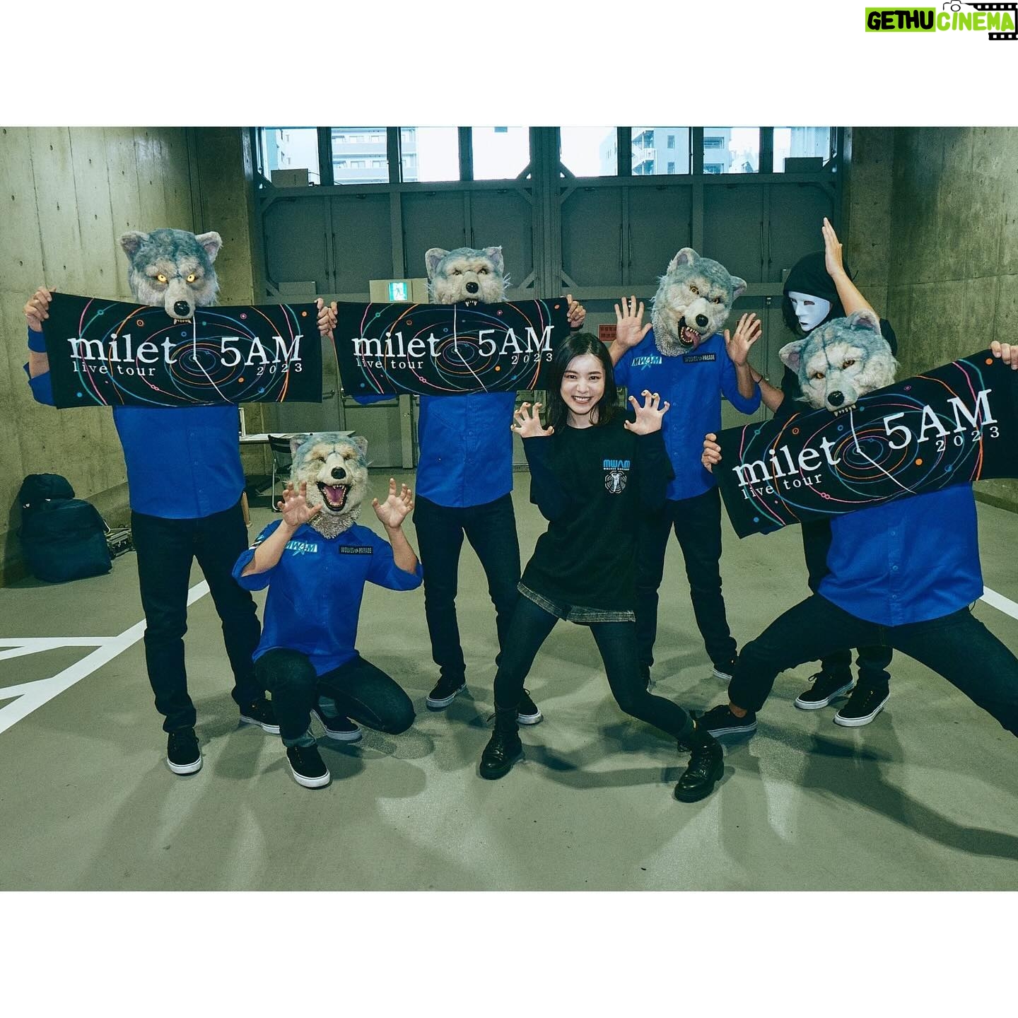 milet Instagram - 『MAN WITH A MISSION World Tour 2023 ~WOLVES ON PARADE~』 ラスト2日間に呼んでいただき「絆ノ奇跡」「コイコガレ」がやっとライヴで完成しました🐺👩🏻♡ 強くて無敵なbrothers、めちゃくちゃかっこよかったです。一緒に吠えられて私も無敵の生命体になれたきもちです。 優しいニンゲンドモのみなさんもありがとうございました! ツアー完走、おつかれさまでした🚀 Photo by @imdaisukesakai #MWAM_WORLDTOUR #MWAM #milet #MWAM_milet
