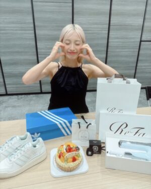 miwa Instagram - I'm soooo happy☺️🎂🎁🎉✨
スタッフの皆様、愛のこもったプレゼント、ありがとうございます🥰✨
ケーキ美味しかったぁ🍰✨
健康第一に、また新しい景色をみんなと見たいので、これからも元気に歌い続けます🥳
これからもよろしくね🩵

#miwa
#birthday 
#前夜祭