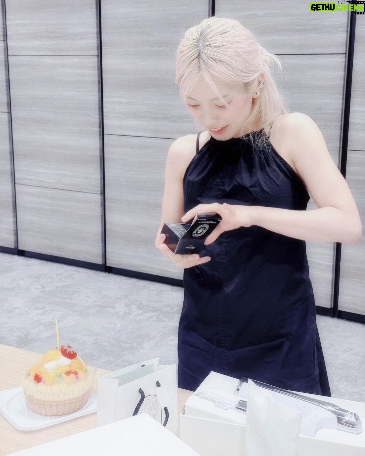 miwa - 3.5K Likes - いつもリアクション大きめだよね😂
見た目は小さいけど重くてずっしり。中身は練り香水でした🥰🤍
#miwa
#birthday
#前夜祭
#もはやカウントダウン