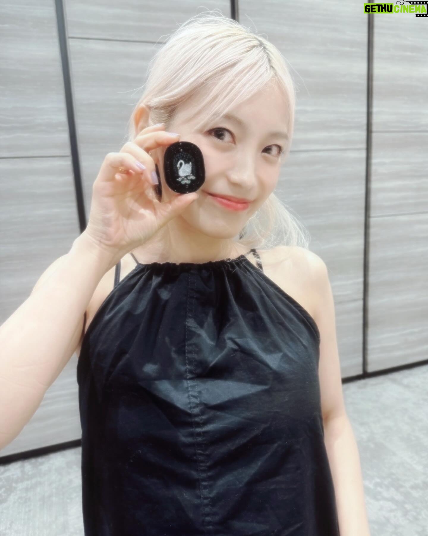 miwa - 3.5K Likes - いつもリアクション大きめだよね😂
見た目は小さいけど重くてずっしり。中身は練り香水でした🥰🤍
#miwa
#birthday
#前夜祭
#もはやカウントダウン