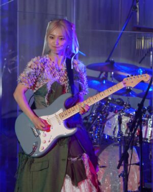 miwa Instagram - え。待って。こんな顔して弾いてるなんて聞いてないよ。笑
なにこれ😗😗😗
めっちゃギター下手そう。笑

#miwa
#miwa7th 
#miwa7thtour