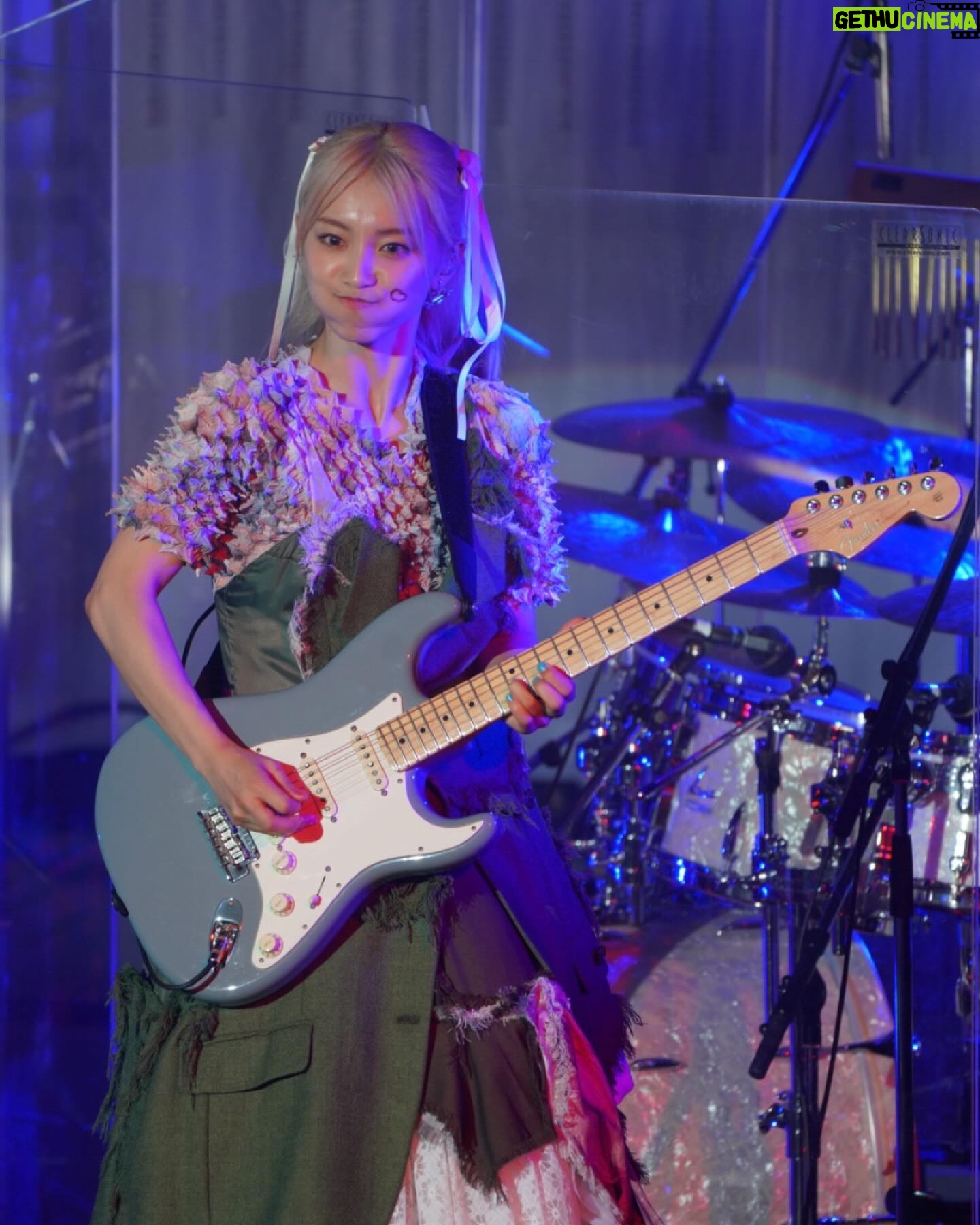 miwa - 3.6K Likes - え。待って。こんな顔して弾いてるなんて聞いてないよ。笑
なにこれ😗😗😗
めっちゃギター下手そう。笑
#miwa
#miwa7th
#miwa7thtour