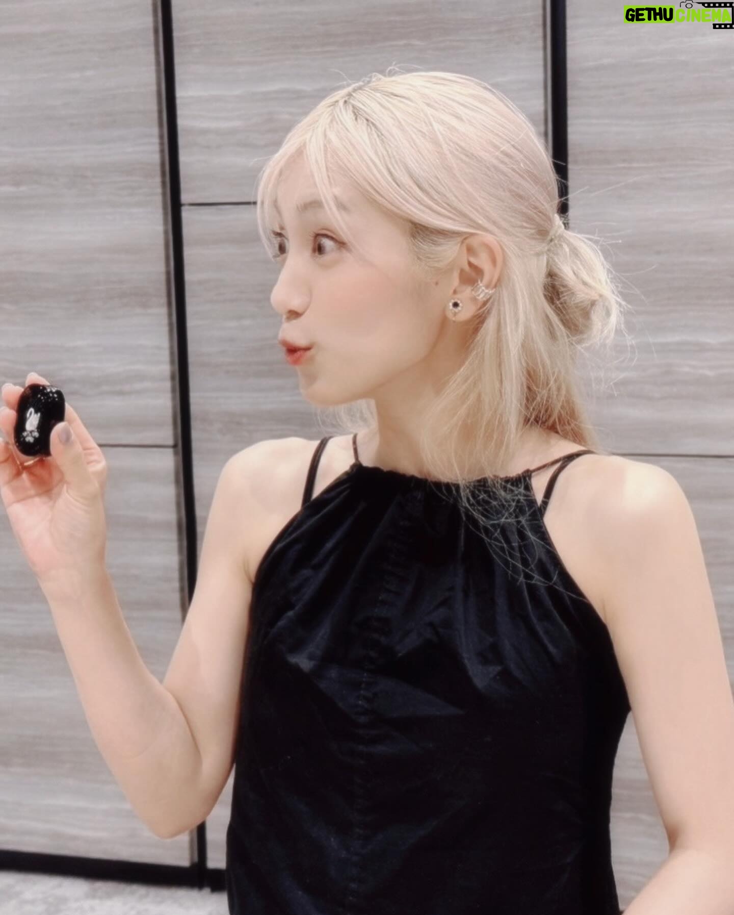 miwa - 3.5K Likes - いつもリアクション大きめだよね😂
見た目は小さいけど重くてずっしり。中身は練り香水でした🥰🤍
#miwa
#birthday
#前夜祭
#もはやカウントダウン
