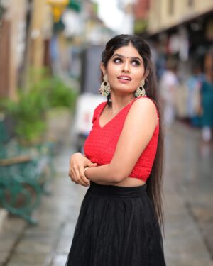 neerasethudas Instagram - മട്ടാഞ്ചേരി തെരുവിൽ ഒരു ദിവസം🥰😊

Captured by @vinu_photogrphy 
Makeup 💄@charuthachandrasekhar_makeover 🥰🙌

#neerajasdas #neerasethudas #southindianactress #malayalamfilmactress #televisionactress #emcee #webseries #acting #artsandentertainment