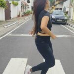 neerasethudas Instagram - Chumma oru rasam😜 Steps from @pentagonz.ofc ♥️ #danceitout #avesham #neerajasdas #neerasethudas #southindianactress #malayalamactress #partnersmovie #artsandentertainment #illuminatti