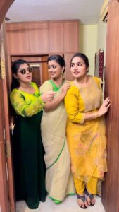 preetha reddy Instagram - Sambar 😍rasam ☺️ echa ilai 😎 #rohini #meena #shurthi #siragadikkaaasai #vijaytelevision #vijaytv #reelsinstagram #reelitfeelit #reelsindia #reelkarofeelkaro #trendingreels #trending #behappy #bekind #blessed #salma #gomathipriya #preetha