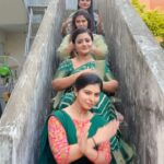 preetha reddy Instagram - Chal chaiya chaiya 🚂 #siragadikkaaasai #vijaytelevison #vijaytv #vikatan #meena #rohini #shurthi #salma #gomathipriya #preetha #chalchaiyachaiya #trending #reelsinstagram #train #masti #explore #viral #insta #instagood #instagram #dancer #reelitfeelit #reelkarofeelkaro #childhood #srk #sharukhkhan #thaiyathaiya #memories Meena saree @vallis_vaseha