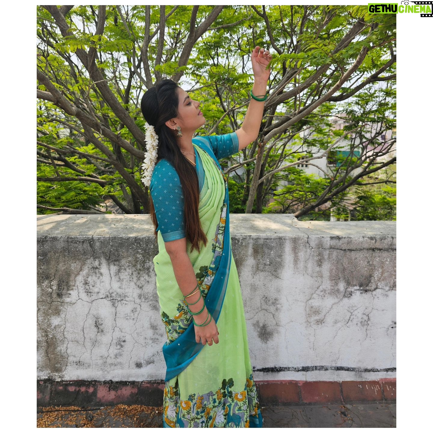 preetha reddy Instagram - Beautiful saree @silk_sareehouse loveyourself #love #serialshooters #serialtime #shooting #selflove #suntv #loveyourself#positivity #candid #laughing#iniya #dailyreels#siragadikaasai #traditional#trendingreels