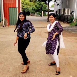 preetha reddy Instagram - Reel wid @preetha_janarthanan late to #trendvibe ✌️but always shinning #shruthi nd #seetha #dancecombo #instagood #reelsinstagram #reelsvideo #reelitfeelit #newpost #dancereels #sirakadikkaaasai @siragadikaasai.vijaytv @siragadikka_aasai_serial @siragadikka.aasai_vijaytv @siragadika_aasai_serial @sirakadikka_aasai