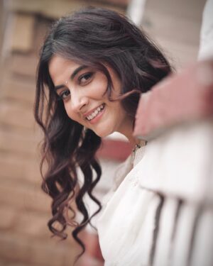 upma Sharma Instagram - Ki Chanda mai bhi daag sa🤍

#upmasharma #upmasharmaofficial