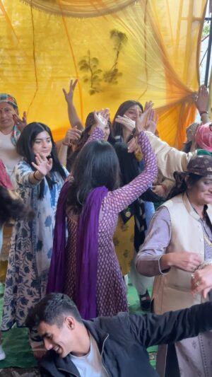 upma Sharma Instagram - Pahadan’s 😁 @isha_sharma7 @swati_chauhan_ @dr.ruchikasharmaa @venus_purta  Pahadon 

#pahadidance #himachal #pahadan #pahadiladkiyan 😁🧚🏻‍♀️🧚🏻‍♀️