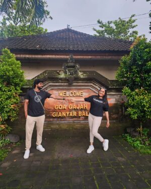 vj Santhiya Instagram - நம்ம வாழ்க்கையில தவிர்க்க முடியாத ஒரு பகுதிதான் துன்பம் அத எப்படியாவது கடந்துட்டோம்னா  சந்தோஷம்கிற பொக்கிஷம் நிச்சயம் எல்லாருக்கும் கிடைக்கும் எனக்கு கிடைச்ச மாதிரி... @murali90m9 🫂

உணர்வுபூர்வமான சின்ன சின்ன சந்தோஷங்கள் நிறைய நம்ம பக்கத்திலேயேதான் இருக்கும்.... 

என்ன ஒன்னு அத கண்டுபிடிக்கணும்னா சில துன்பங்களோடு கொஞ்சம் பயணம் 
செஞ்சுதான் ஆகணும்!!! -அவள் சந்தியா ❤️

Thank you so much my trip planner 😍🤝Mr. Vignesh and team @instaafly_chennai

#avalsanthiya #bali #instaafly #marrigelife #Mrsmurali #trip #instafly #balitrip #liveurlife #loveislove #teavel