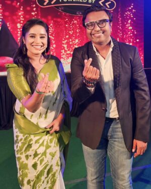 vj Santhiya Instagram - தன் இசையால் அனைவரையும் கட்டிப்போடும் இசையமைப்பாளர் என்பதை தாண்டி மனிதநேயமிக்க மாமனிதரை நேர்காணல் செய்த மகிழ்ச்சியான தருணம் 😍🙏🤝 
 Thnk u so much sir @immancomposer 
 
@indiaglitz_tamil
 @rukshanth 
 thnk u so much sikkanthar sir
 Jafar bro and team 😊

#indiaglitz #imman #dimman #music #smilemore #interview #smilemore #spreadlove #liveyourlife #stayhappy