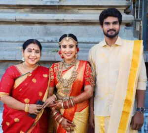 vj Santhiya Instagram - என்றென்றும் என் அழகி 🫂🫂🥰🥰🥰
Thnk you sooo much amma @nithiyaa_ravindhar 🫂🫂🥰

#smilemore #nithiyaamma  #spreadlove #avalsanthiya #marriage #santhiyamarriage #tamilserial #luv
