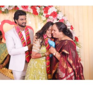 vj Santhiya Instagram - இத்துறையில் நான் முதன் முதலில் "அம்மா" என்று மனதார அழைத்த உறவு 🥰@nalini.nair.official நீங்கள் என்னை பத்து மாதம் சுமக்கவில்லை அவ்வளவுதான் ஆனாலும் உங்கள் தோள் மீது சாயும் போது துன்பத்தின் சுவடுகளும் தொலைதூரம் போக்கிவிடும்,,, உங்கள் மடியில் துயிலுறங்கும் போது இதயத்தில் இன்பம் கரைபுரண்டோடும்,,,தன்னம்பிக்கை பிறக்கும் 🫂
என்றும் நம் உறவு இறைவனின் அருளால் நீடிக்கட்டும் love you amma @nalini.nair.official
நம் உறவின் ஆழத்தை இருவரும் கண்ணீரால் பரிமாறிக் கொண்ட தருணம் love you lotttttttttttttttt அம்மா 🫂🥰🥰🥰🥰🥰🥰🥰🥰

#naliniamma #avalsanthiya #marriage #realationshipgoals #amma #anbeyshivam #liveurlife #gowiththeflow #tamilserial #santhiyamarriage