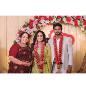vj Santhiya Instagram - இத்துறையில் நான் முதன் முதலில் "அம்மா" என்று மனதார அழைத்த உறவு 🥰@nalini.nair.official நீங்கள் என்னை பத்து மாதம் சுமக்கவில்லை அவ்வளவுதான் ஆனாலும் உங்கள் தோள் மீது சாயும் போது துன்பத்தின் சுவடுகளும் தொலைதூரம் போக்கிவிடும்,,, உங்கள் மடியில் துயிலுறங்கும் போது இதயத்தில் இன்பம் கரைபுரண்டோடும்,,,தன்னம்பிக்கை பிறக்கும் 🫂
என்றும் நம் உறவு இறைவனின் அருளால் நீடிக்கட்டும் love you amma @nalini.nair.official
நம் உறவின் ஆழத்தை இருவரும் கண்ணீரால் பரிமாறிக் கொண்ட தருணம் love you lotttttttttttttttt அம்மா 🫂🥰🥰🥰🥰🥰🥰🥰🥰

#naliniamma #avalsanthiya #marriage #realationshipgoals #amma #anbeyshivam #liveurlife #gowiththeflow #tamilserial #santhiyamarriage
