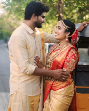 vj Santhiya Instagram - அவன் சந்தியா😜😍🥰 @murali90m9 

Jewellery ❤️@gold_copy1486 
MUA ❤️ @mystylemakeover_studio 
Saree drape 🥻 @style_with_anbu 
Hair style ❤️ @dillu_hairstyles_786 
Bangles ❤️ @queenscollection_1705
Blouse❤️ @designed_by_sindhu 
Photography 📷 @thinkmad_mano 
Flower 🌻 @lsquarebridalflowerdesigner 

#smilemore #spreadlove #avalsanthiya #marriage #photography #muralikrishnan #2024 #anbeyshivam