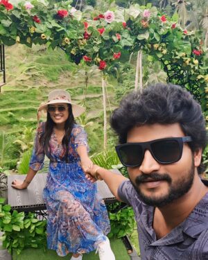 vj Santhiya Instagram - உலகத்தையே வென்று வந்தாலும் 
தனக்கானவர்களிடம் 
தோற்று போவதே
காதலின் அழகு!!! -😍அவள்சந்தியா 
@murali90m9 🫂

#avalsanthiya #Mrsmurali #anbeyshivam #livethemoment #liveurlife #soundsanthiya #baliindonesia #bali #travel #honeymoon #marriagelife #happy #Instagram #instaafly
