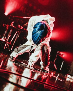 yama Instagram - 「THIS SUMMER FESTIVAL TOUR '23」

まだ不格好ですが
飾り気のない自分でした。
とても楽しい時間に感謝です。

またいつか対バンできる時まで、
虎視眈々と
拳をあたためておきますね

#ディスフェス 
#Alexandros

photo by @yamada_mphoto