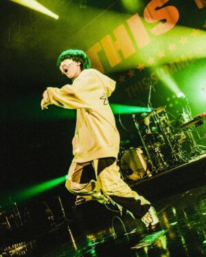 yama Instagram - 「THIS SUMMER FESTIVAL TOUR '23」

まだ不格好ですが
飾り気のない自分でした。
とても楽しい時間に感謝です。

またいつか対バンできる時まで、
虎視眈々と
拳をあたためておきますね

#ディスフェス 
#Alexandros

photo by @yamada_mphoto