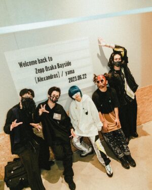 yama Instagram - 「THIS SUMMER FESTIVAL TOUR '23」

まだ不格好ですが
飾り気のない自分でした。
とても楽しい時間に感謝です。

またいつか対バンできる時まで、
虎視眈々と
拳をあたためておきますね

#ディスフェス 
#Alexandros

photo by @yamada_mphoto