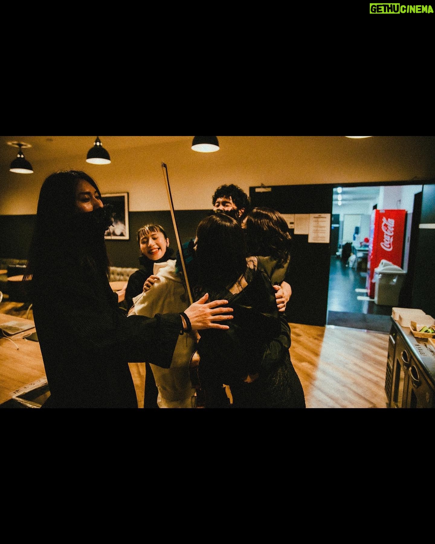 yama Instagram - yama acoustic live tour 2023 「夜と閃き」 2023.05.12 GORILLA HALL OSAKAにて 最終日。 凝縮されていく音と こぼれ出る言葉は しみるようにとけていった 見上げた景色は 確かに閃いていた。 短いツアーだったけれど 沢山の愛情を頂きました ありがとう。 また会おう photo by @yamada_mphoto #夜と閃き #yama