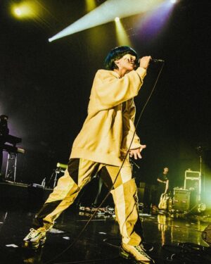 yama Instagram - 「THIS SUMMER FESTIVAL TOUR '23」

まだ不格好ですが
飾り気のない自分でした。
とても楽しい時間に感謝です。

またいつか対バンできる時まで、
虎視眈々と
拳をあたためておきますね

#ディスフェス 
#Alexandros

photo by @yamada_mphoto