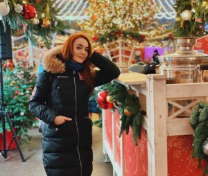 Яна Сотова Instagram - Новогодняя Москва неслабо зарядила настроением 🎄
⠀
И мне теперь, как истинной жертве маркетинга, снова необходим пятый по счету новогодний джемпер с оленем 🤷🏼‍♀️
⠀
Шо делать, остановите меня, люди добрые 😂
⠀
#sotova #newyearmood #newyearmoscow