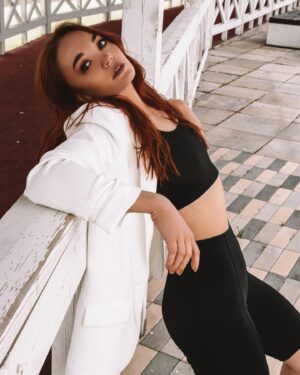 Яна Сотова Instagram - «Ян, ты губы приоткрой будто нос заложен, и дышать только ртом можешь», - сказала мне @wow_novak_photo 😂
⠀
Ну, а я подчинилась 👌🏻
⠀
#sotova #gingerhair #gingergirl