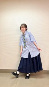 田所梓 Instagram - ミリラジ公録05📻今回も制服風の衣装がかわいい！
ダボダボシャツにロンスカ最高っ！
スタイリングはつばちゃんさん @tsubasashimoda 
ヘアメイクは大久保さん尾関さんでした💄

#スペードのQ
#azusatadokoro 
#tadokoroazusa
#田所あずさ